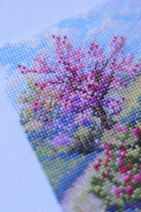 Merejka „Pavasaris“ – kompaktiškas kryželiu siuvinėjimo komplektas, 11,5×11,5 cm - kaSiulai.lt