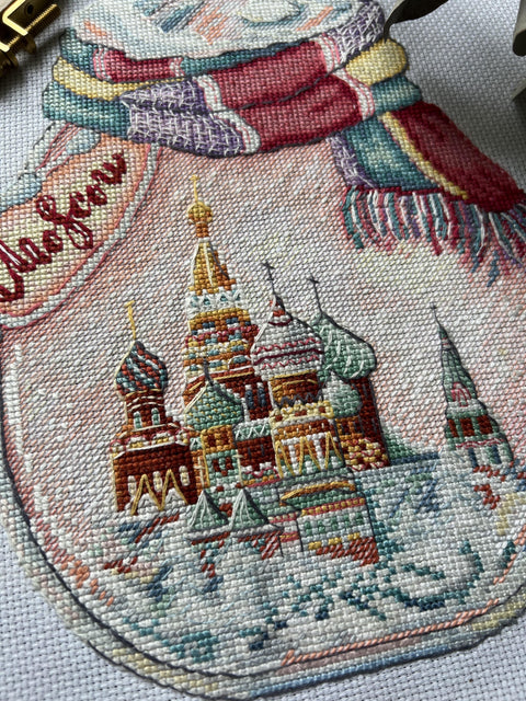 „Miestai butelyje: Maskva“ — skaičiuoto siuvinėjimo komplektas, Aida 16 ct, 30 spalvų, 18×23 cm - kaSiulai.lt