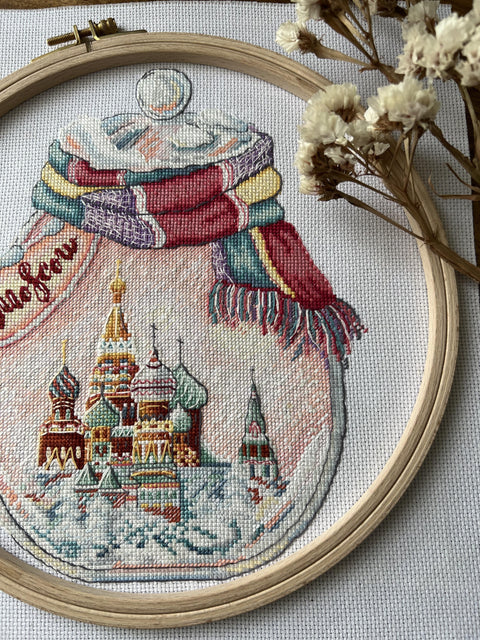 „Miestai butelyje: Maskva“ — skaičiuoto siuvinėjimo komplektas, Aida 16 ct, 30 spalvų, 18×23 cm - kaSiulai.lt