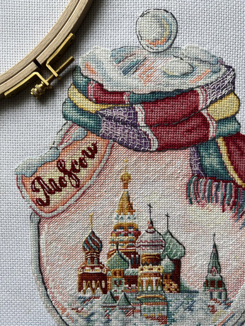 „Miestai butelyje: Maskva“ — skaičiuoto siuvinėjimo komplektas, Aida 16 ct, 30 spalvų, 18×23 cm - kaSiulai.lt