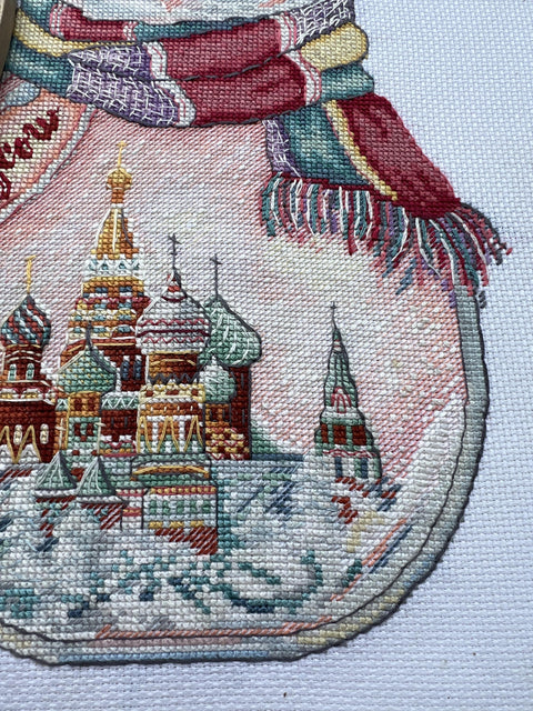 „Miestai butelyje: Maskva“ — skaičiuoto siuvinėjimo komplektas, Aida 16 ct, 30 spalvų, 18×23 cm - kaSiulai.lt