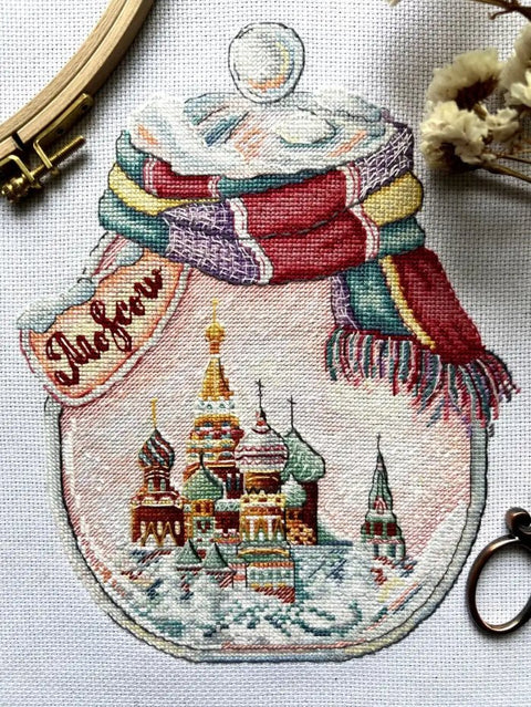 „Miestai butelyje: Maskva“ — skaičiuoto siuvinėjimo komplektas, Aida 16 ct, 30 spalvų, 18×23 cm - kaSiulai.lt