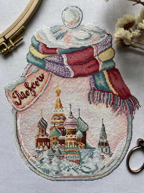 „Miestai butelyje: Maskva“ — skaičiuoto siuvinėjimo komplektas, Aida 16 ct, 30 spalvų, 18×23 cm - kaSiulai.lt