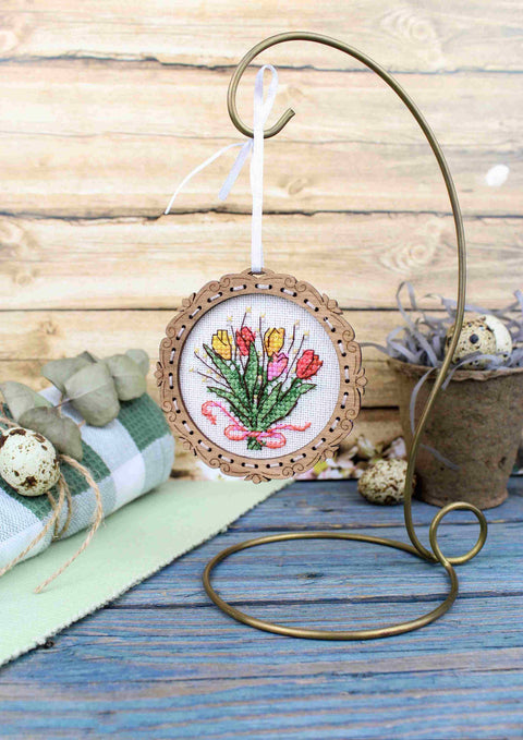 Mini siuvinėjimas kryželiu ant medinės plokštelės – Tulpės, 8×8 cm, puiki dovana - kaSiulai.lt