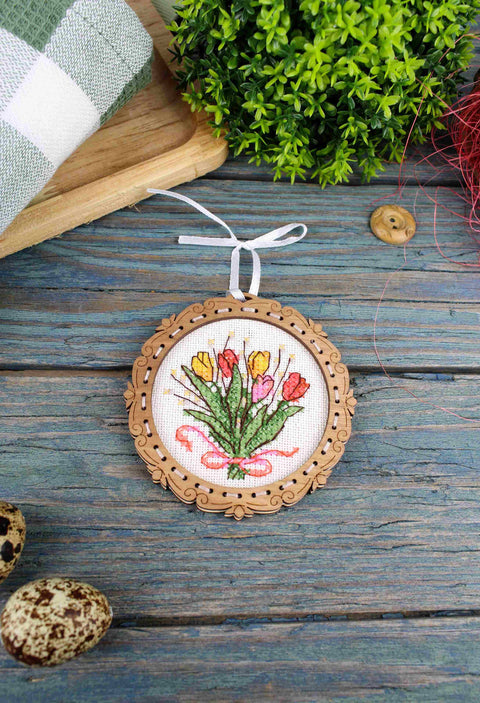 Mini siuvinėjimas kryželiu ant medinės plokštelės – Tulpės, 8×8 cm, puiki dovana - kaSiulai.lt