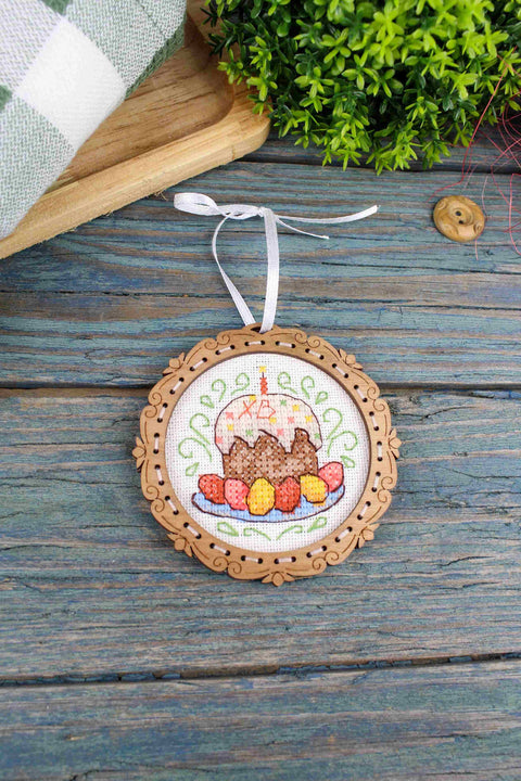 Mini siuvinėjimo komplektas ant medinio pagrindo „Velykinis pyragas“, 8×8 cm - kaSiulai.lt