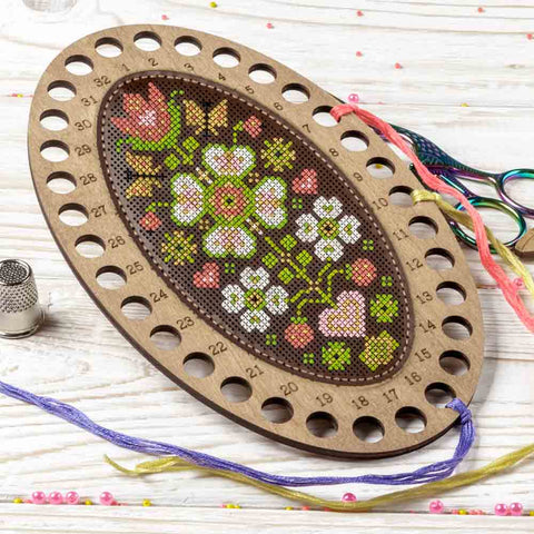 Siuvinėjimo rinkinys siūlų organizatoriui „Gėlių įkvėpimas“ 12,5 x 20,5 cm