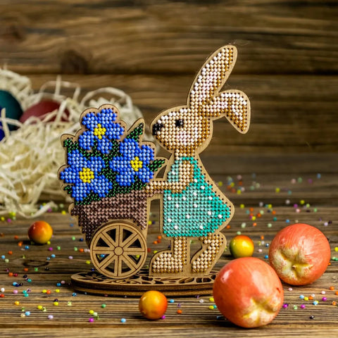 Siuvinėjimo karoliukais rinkinys ant medinės perforuotos figūros su stovu – Wonderland Crafts