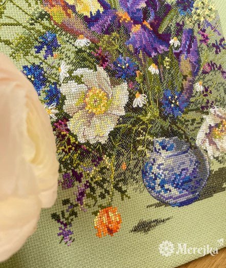 Pilnas siuvinėjimo kryželiu komplektas „Irisai ir laukinės gėlės“, 25×35 cm - kaSiulai.lt