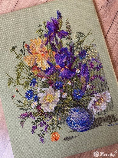 Pilnas siuvinėjimo kryželiu komplektas „Irisai ir laukinės gėlės“, 25×35 cm - kaSiulai.lt