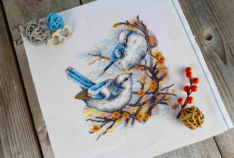 Plunksnuoti aristokratai — kryželiu siuvinėjimo komplektas 20×18 cm - kaSiulai.lt