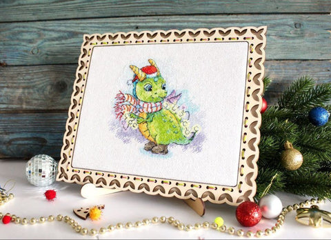 Pradedančiųjų siuvinėjimo rinkinys kryželiu „Žėrintis apdaras“ 15×15 cm - kaSiulai.lt