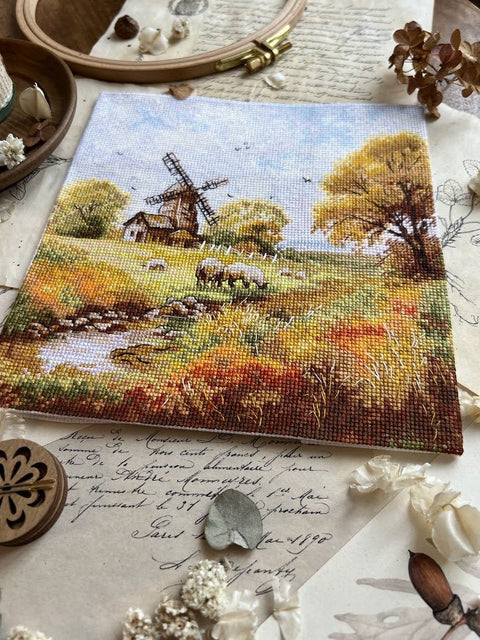 „Prie seno malūno“ – kryželiu siuvinėjimo komplektas, 19×19 cm - kaSiulai.lt