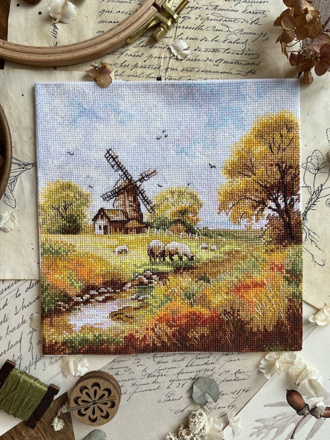 „Prie seno malūno“ – kryželiu siuvinėjimo komplektas, 19×19 cm - kaSiulai.lt
