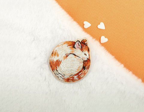 Sagė „Mieganti katė“ — siuvinėjimo komplektas 4,5×4,5 cm - kaSiulai.lt