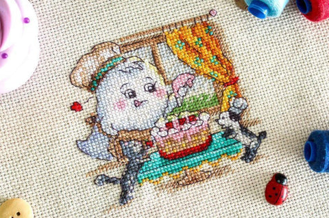 „Saldus savaitgalis“ — 10×10 cm kryželiu siuvinėjimo komplektas - kaSiulai.lt