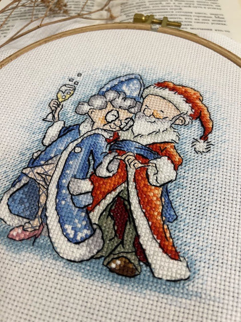 Siuvinėjimas kryželiu „Močiutė ir Kalėdų Senelis“, 13,5×13,5 cm - kaSiulai.lt