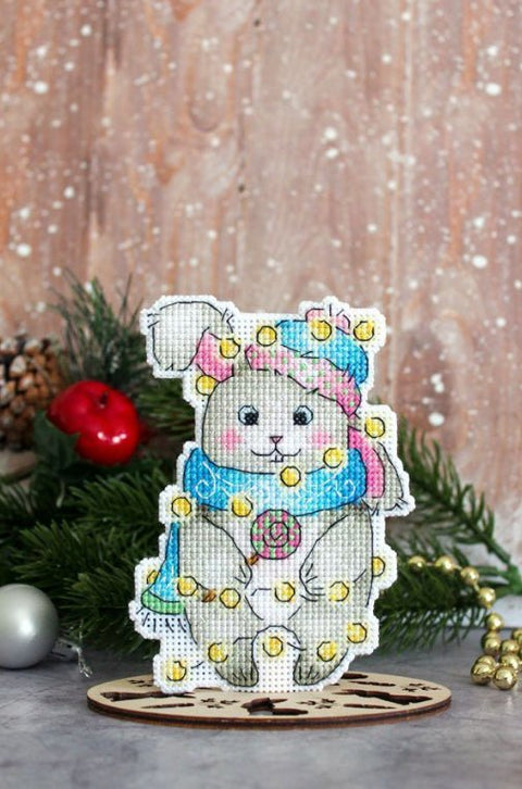Siuvinėjimo komplektas ant plastikinės kanvos „Naujametis zuikis“, 12×9 cm - kaSiulai.lt