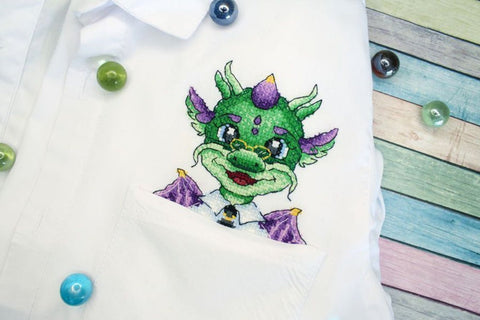 Siuvinėjimo komplektas „Drakonas mokslininkas“ su tirpstančia kanva, 9×9 cm - kaSiulai.lt