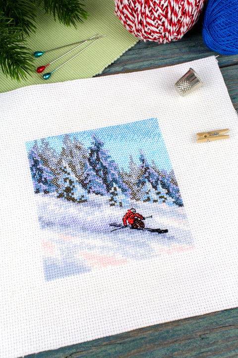 Siuvinėjimo komplektas „Kalno šlaite“, 11×11 cm — puiki dovana - kaSiulai.lt