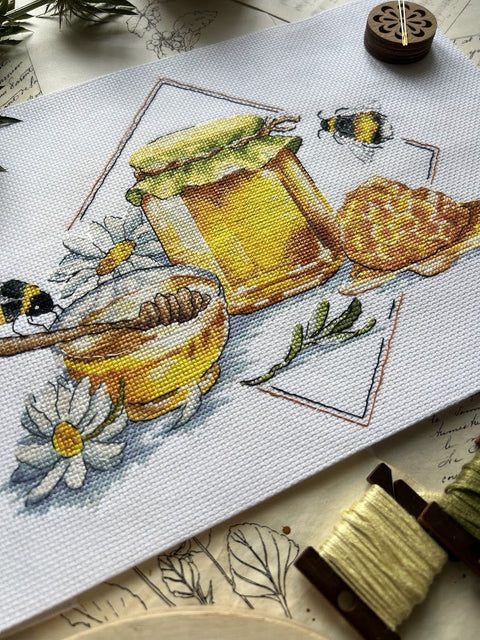 Siuvinėjimo komplektas kryželiu „Bitės ir medus“ — 27×20 cm - kaSiulai.lt