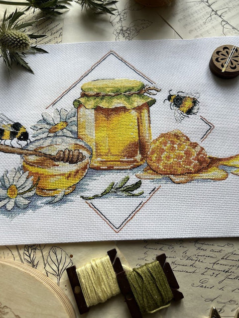 Siuvinėjimo komplektas kryželiu „Bitės ir medus“ — 27×20 cm - kaSiulai.lt