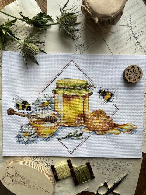 Siuvinėjimo komplektas kryželiu „Bitės ir medus“ — 27×20 cm - kaSiulai.lt
