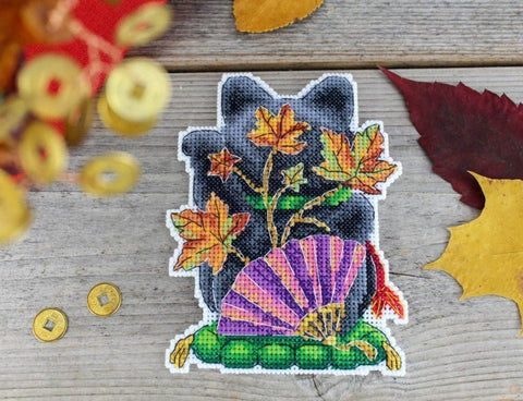 Siuvinėjimo komplektas kryželiu „Juodas Maneki - neko“ — laimės katinas - kaSiulai.lt