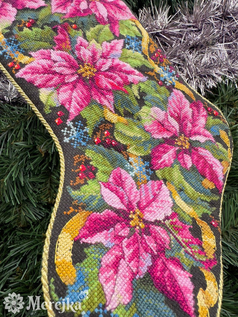 Siuvinėjimo komplektas kryželiu — kalėdinė kojinė su rožine puansetija, 35×22 cm - kaSiulai.lt