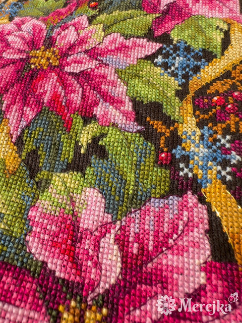 Siuvinėjimo komplektas kryželiu — kalėdinė kojinė su rožine puansetija, 35×22 cm - kaSiulai.lt