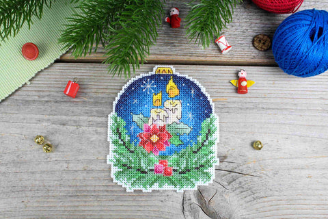 Siuvinėjimo komplektas kryželiu: kalėdinis burbulas su meškėnu, 10×9 cm - kaSiulai.lt