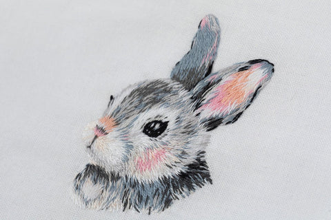 Siuvinėjimo komplektas kryželiu „Mažas zuikis“ 8×6 cm — pradedantiesiems - kaSiulai.lt
