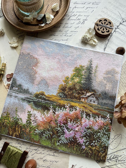 Siuvinėjimo komplektas kryželiu „Rūko žemė“, 19×19 cm — ramus peizažas - kaSiulai.lt