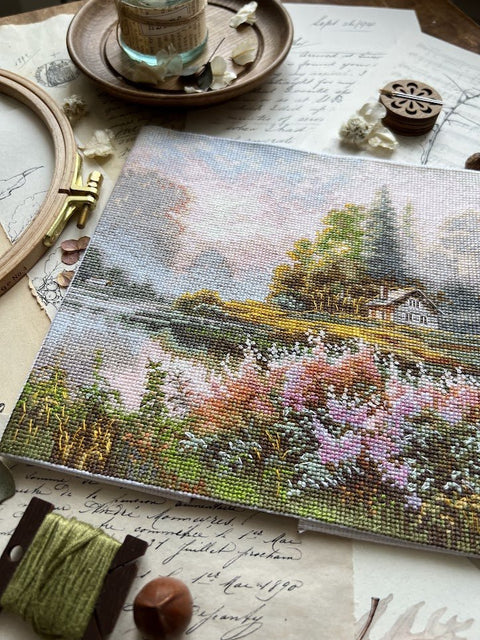 Siuvinėjimo komplektas kryželiu „Rūko žemė“, 19×19 cm — ramus peizažas - kaSiulai.lt