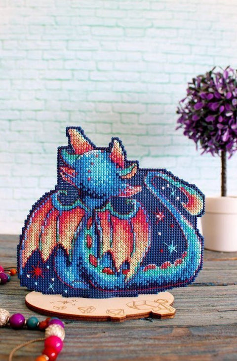 Siuvinėjimo komplektas kryželiu „Sutemų drakonas“, plastikinė kanva 15×12 cm - kaSiulai.lt