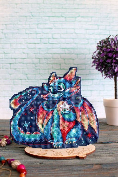 Siuvinėjimo komplektas kryželiu „Sutemų drakonas“, plastikinė kanva 15×12 cm - kaSiulai.lt