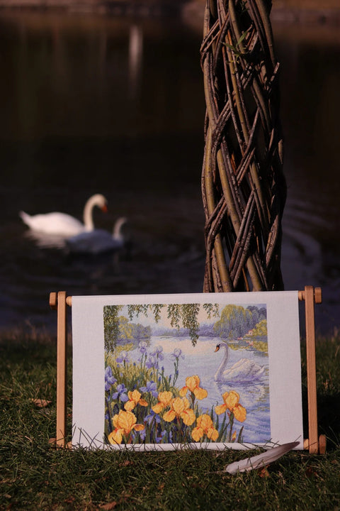 Siuvinėjimo komplektas kryželiu „Užkerėtas tvenkinys“ 28×34 cm - kaSiulai.lt