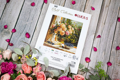 Siuvinėjimo komplektas kryželiu – vaza su rožėmis ir mėlynomis gėlėmis, 35×35 cm - kaSiulai.lt