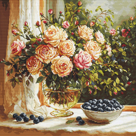 Siuvinėjimo komplektas kryželiu – vaza su rožėmis ir mėlynomis gėlėmis, 35×35 cm - kaSiulai.lt