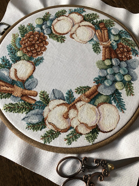 Siuvinėjimo komplektas kryželiu „Žiemos aromatas“ — Aida 14, 25×23 cm - kaSiulai.lt
