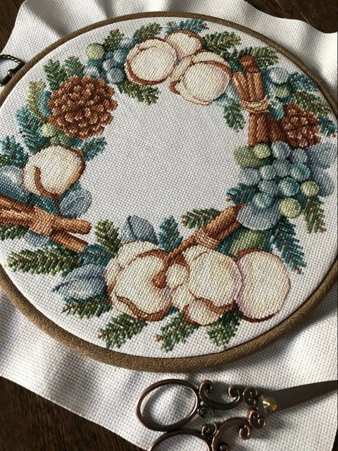 Siuvinėjimo komplektas kryželiu „Žiemos aromatas“ — Aida 14, 25×23 cm - kaSiulai.lt