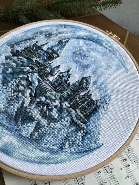 Siuvinėjimo komplektas „Mėnulio pilis“, Aida 18 ct, 30 spalvų, 25×26 cm - kaSiulai.lt