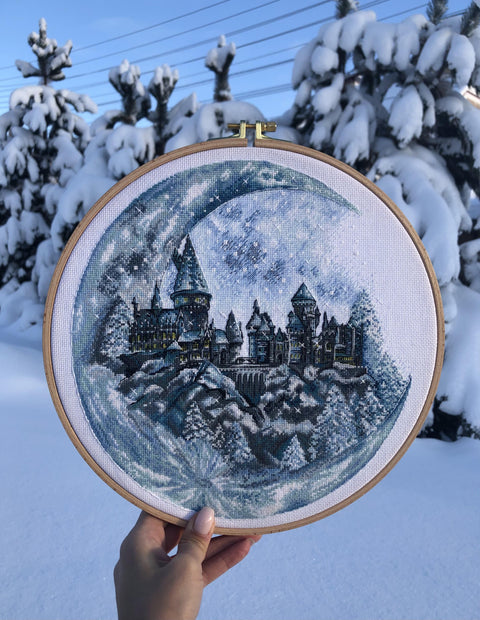 Siuvinėjimo komplektas „Mėnulio pilis“, Aida 18 ct, 30 spalvų, 25×26 cm - kaSiulai.lt
