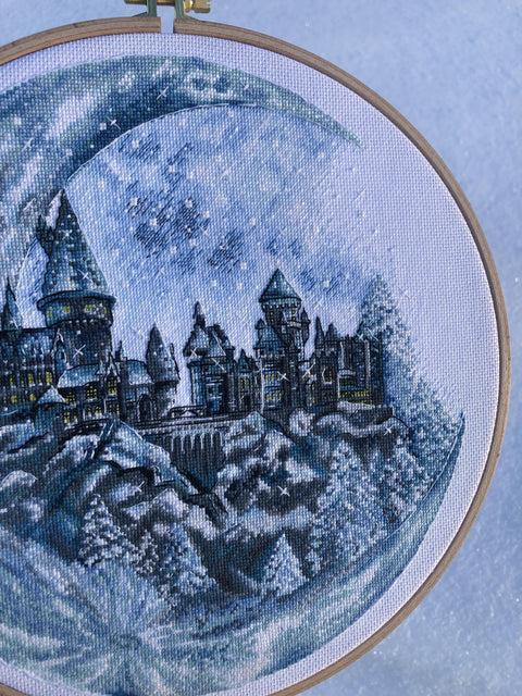 Siuvinėjimo komplektas „Mėnulio pilis“, Aida 18 ct, 30 spalvų, 25×26 cm - kaSiulai.lt