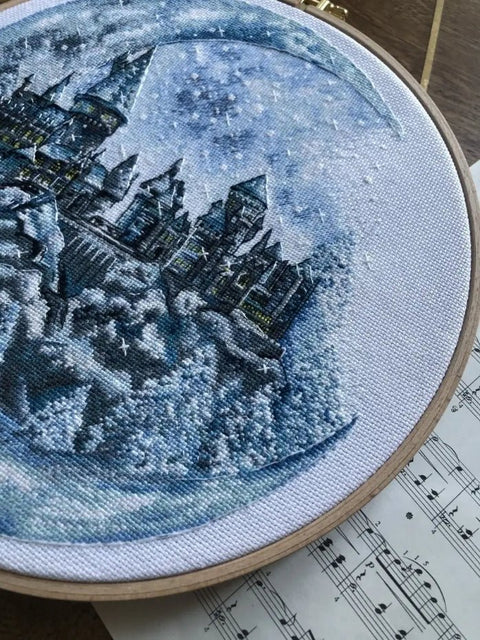 Siuvinėjimo komplektas „Mėnulio pilis“, Aida 18 ct, 30 spalvų, 25×26 cm - kaSiulai.lt