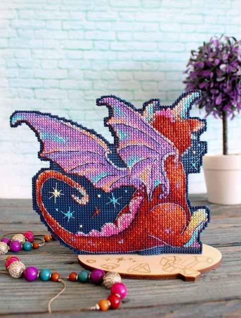 Siuvinėjimo komplektas plastikinėje kanvoje „Vidurnakčio drakonas“ 12×15 cm - kaSiulai.lt