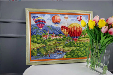 Siuvinėjimo komplektas skaičiuotu kryželiu — Balionai virš pilies, 31,5×42,5 cm - kaSiulai.lt