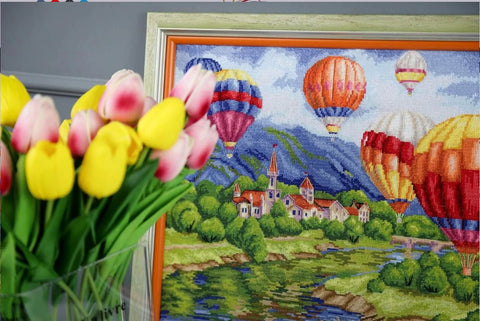 Siuvinėjimo komplektas skaičiuotu kryželiu — Balionai virš pilies, 31,5×42,5 cm - kaSiulai.lt