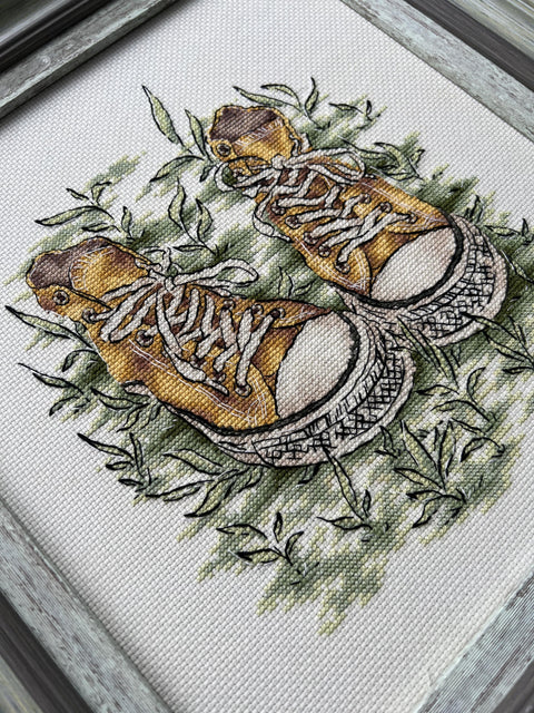 Siuvinėjimo komplektas "Sportbačiai" — Aida 14 ct, 19×22 cm, 26 spalvų - kaSiulai.lt