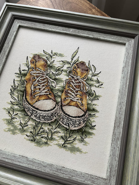 Siuvinėjimo komplektas "Sportbačiai" — Aida 14 ct, 19×22 cm, 26 spalvų - kaSiulai.lt